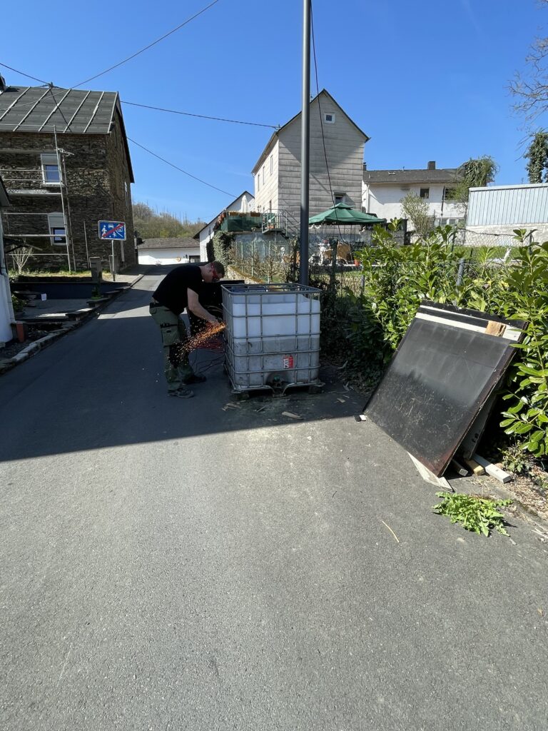Umgestaltung der Erdbeerkübel am Hammerweg
